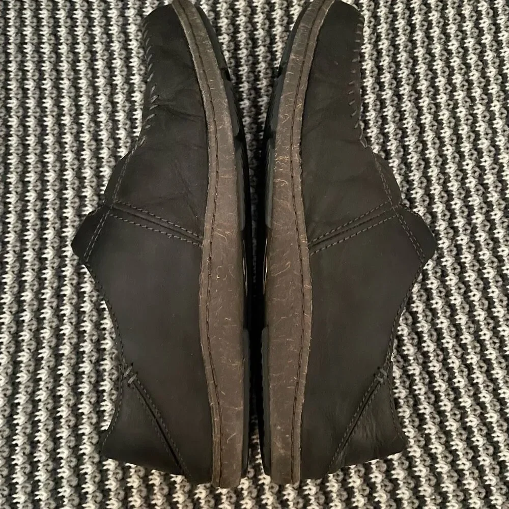OluKai Honua black leather shoe men’s size 8, women’s 11